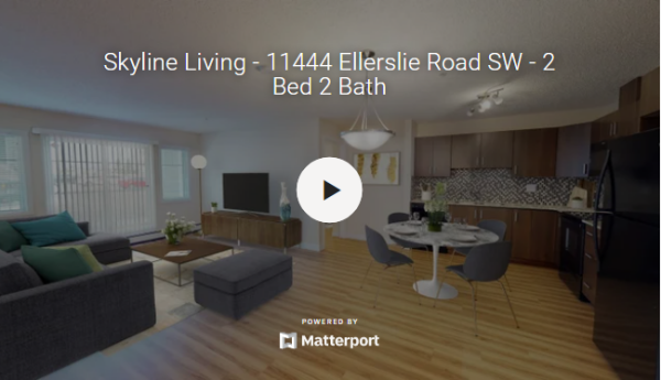 Saisie d’écran de la visite virtuelle d’un logement du complexe Portofino Suites avec deux chambres à coucher et deux salles de bain.