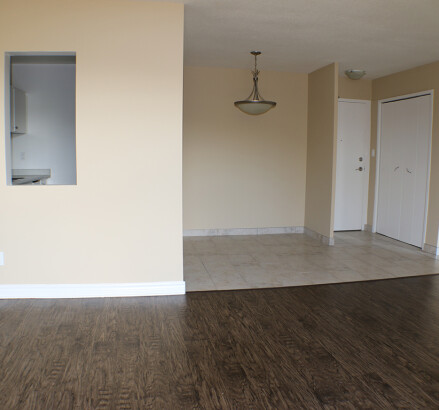 225 Capel Living room facing entryway