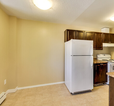 23 26 27 Terry Fox Place Kitchen facing dining area 2