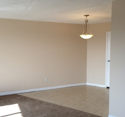 2930 Wildwood Living room