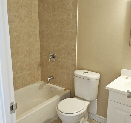 295 Lakeshore Bathroom 3