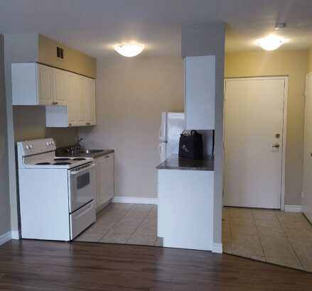 295 Lakeshore Living room facing kitchen