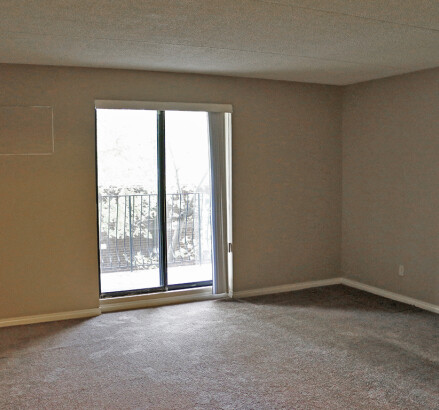 3540 Peter Living room facing balcony door2