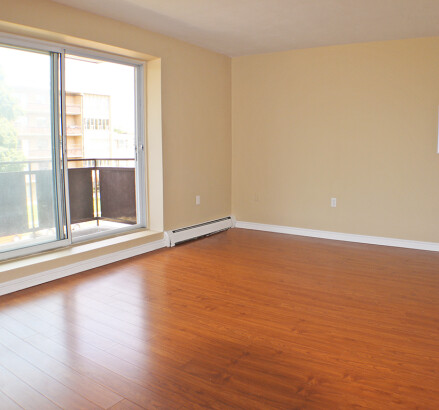 620 Berkshire 2 bedroom Living room facing patio