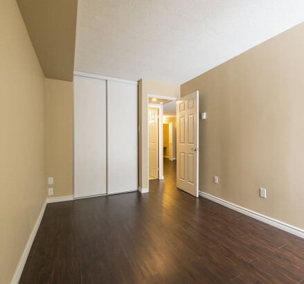 621 627 631 MacDonald 1 bedroom facing closet2