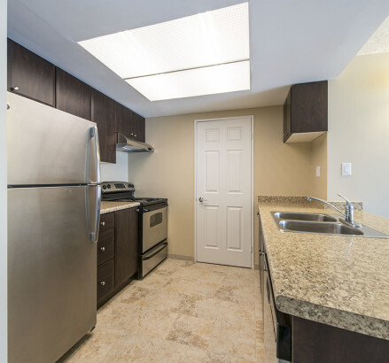 621 627 631 MacDonald 2 bedroom kitchen 4