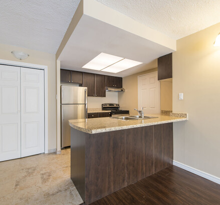 621 627 631 MacDonald 2 bedroom kitchen 5