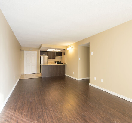 621 627 631 MacDonald Living room facing kitchen