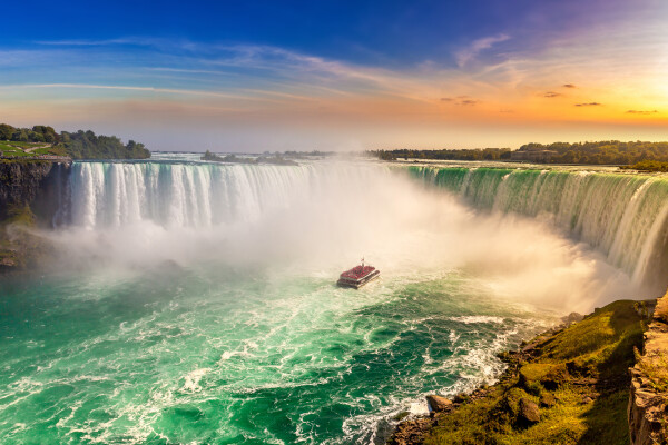 Vue aérienne des chutes Niagara et d’un bateau d’excursion