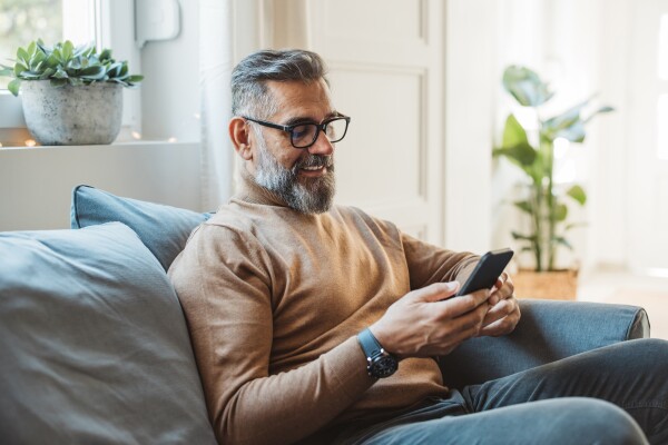 Un homme utilise son téléphone cellulaire