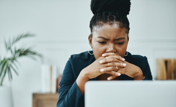 Une jeune femme utilise un ordinateur portable