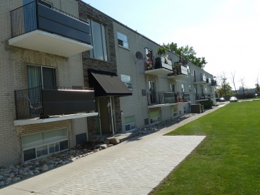 811 817 Devine Exterior Side2