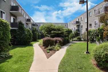835 Devine Exterior Main2