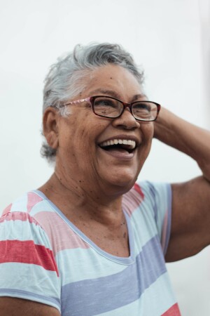 Une femme souriante et détendue