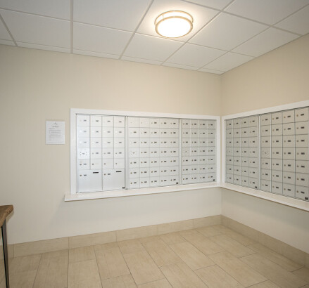 355Dun 555Park Interior Mailroom