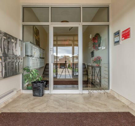 955 10th St E Lobby 5