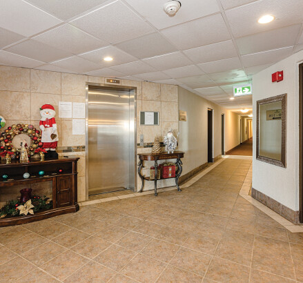 SkyLiving AuroraPlace 860SuzanneSt Timmins Unit119 OneBed OneBath 0024 lobby