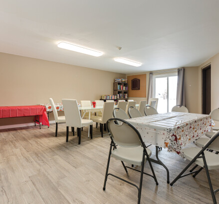 SkyLiving AuroraPlace 860SuzanneSt Timmins Unit119 OneBed OneBath 0027 common room