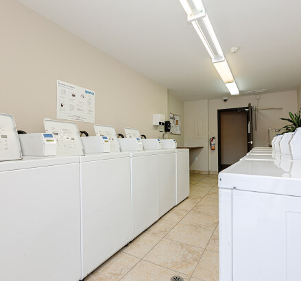 SkyLiving AuroraPlace 860SuzanneSt Timmins Unit119 OneBed OneBath 0035 laundry room