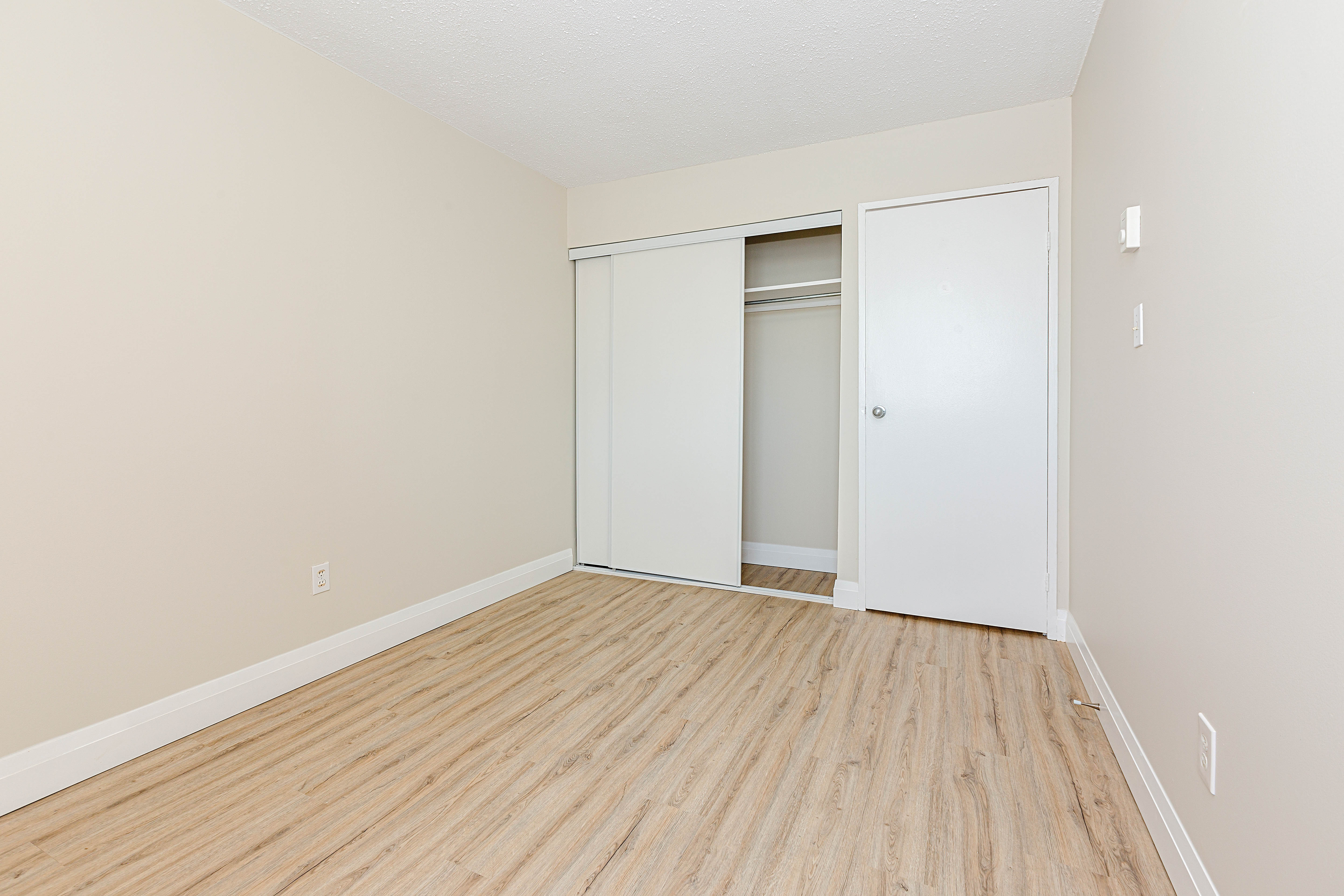 SkyLiving RiversideApartments 1214RiversideDR Timmins Unit111 TwoBed OneBath 0003 bedroom1