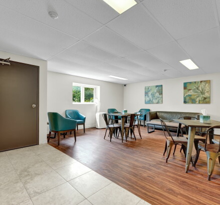 Skyline Living 1207 Huron Social Room3