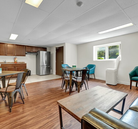 Skyline Living 1207 Huron Social Room5