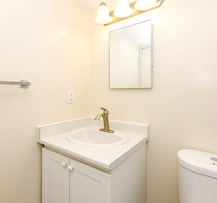 Skyliving 295LakeshoreDr NorthBay 1suite 1bed 1bath bathroom 0002