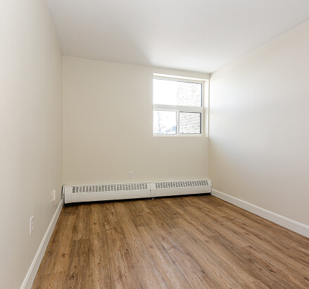 Skyliving 295LakeshoreDr NorthBay 1suite 1bed 1bath bedroom 0001