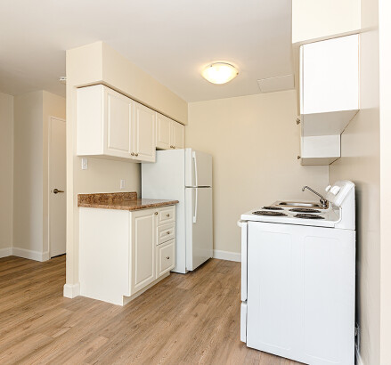 Skyliving 295LakeshoreDr NorthBay 1suite 1bed 1bath kitchen livingroom 0004